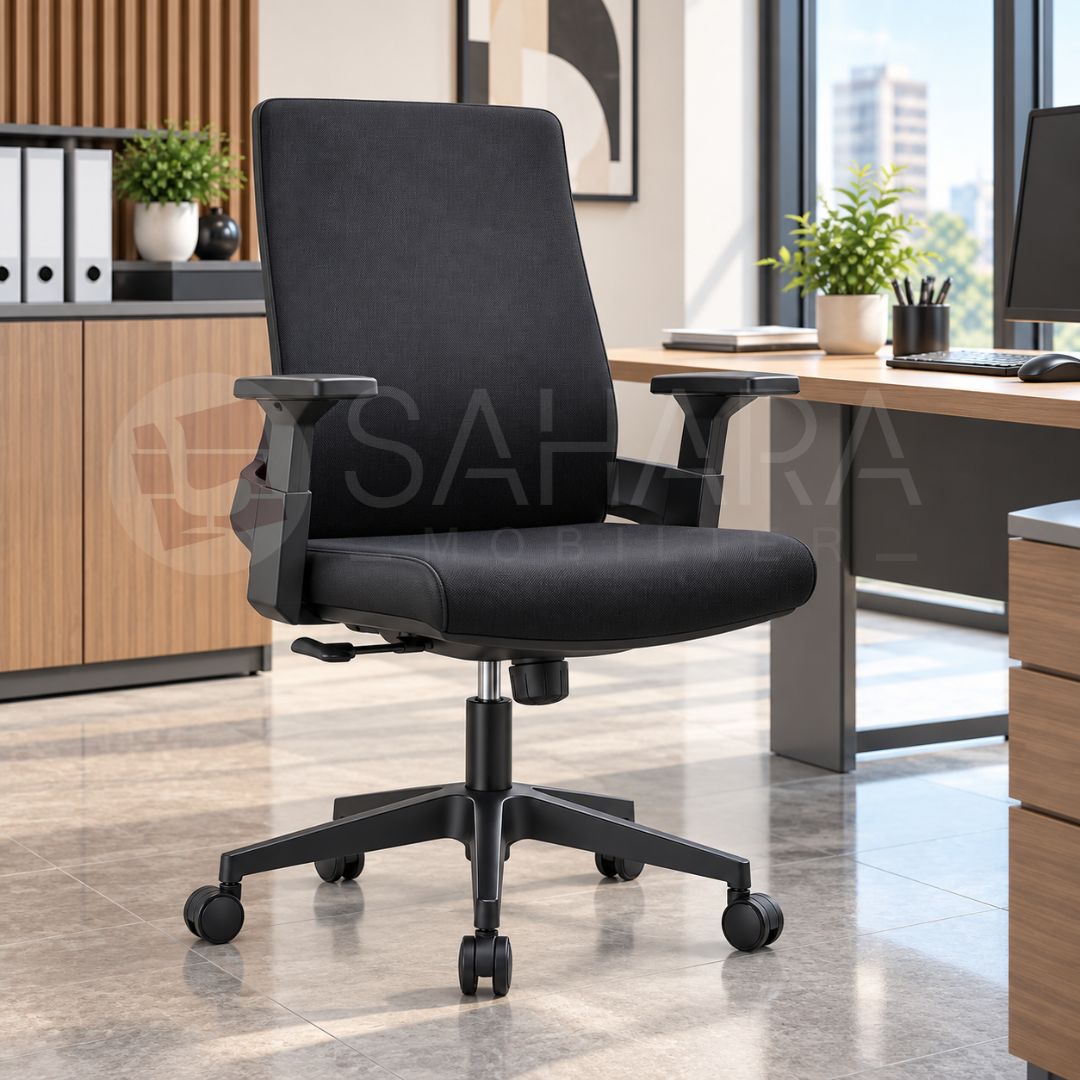 Découvrez ce fauteuil de bureau noir avec dossier haut, assise rembourrée, accoudoirs et roulettes. Une solution fonctionnelle pour vos bureaux au Maroc.